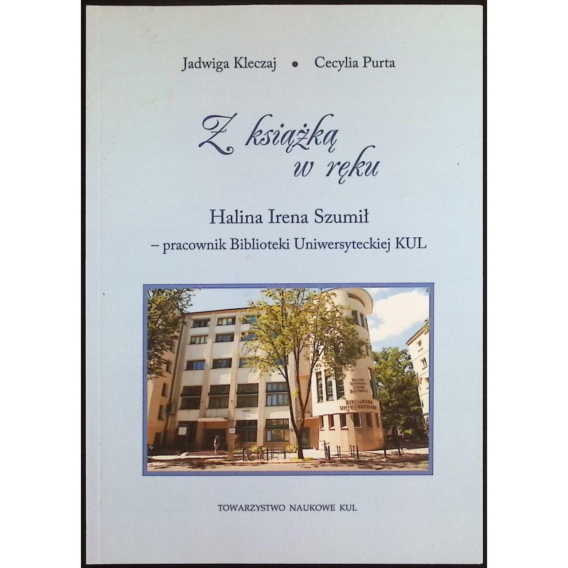 Z książką w ręku